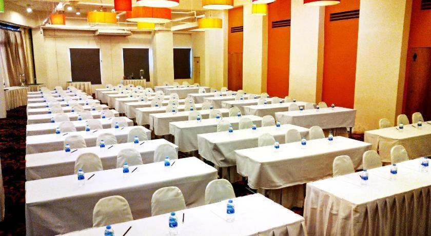 Iyarin@Tuk Chang Ratchayothin Hotel Bangkok Exterior foto
